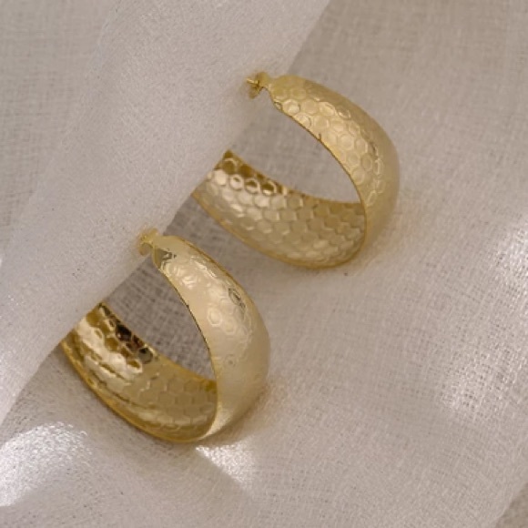 18K gold plated hoop texture earrings - Picture 4 of 7